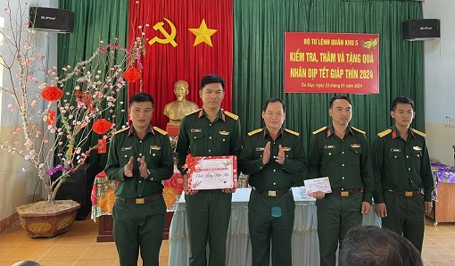 Đoàn công tác Quân khu 5 kiểm tra, thăm và tặng quà Đại đội Bộ binh 2 nhân dịp tết Nguyên đán Giáp Thìn 2024